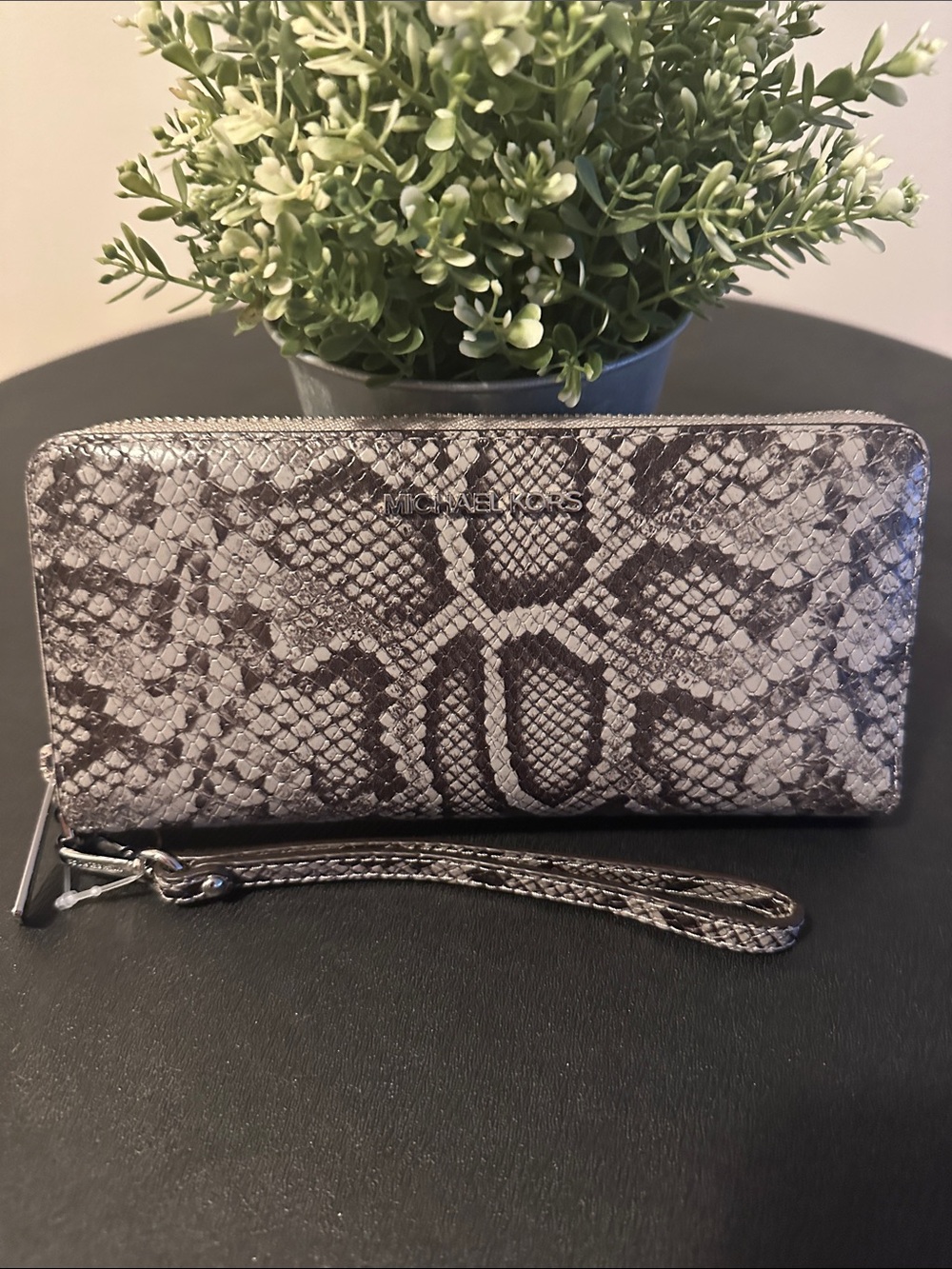MK‎ Jet Set Travel Wristlet Wallet